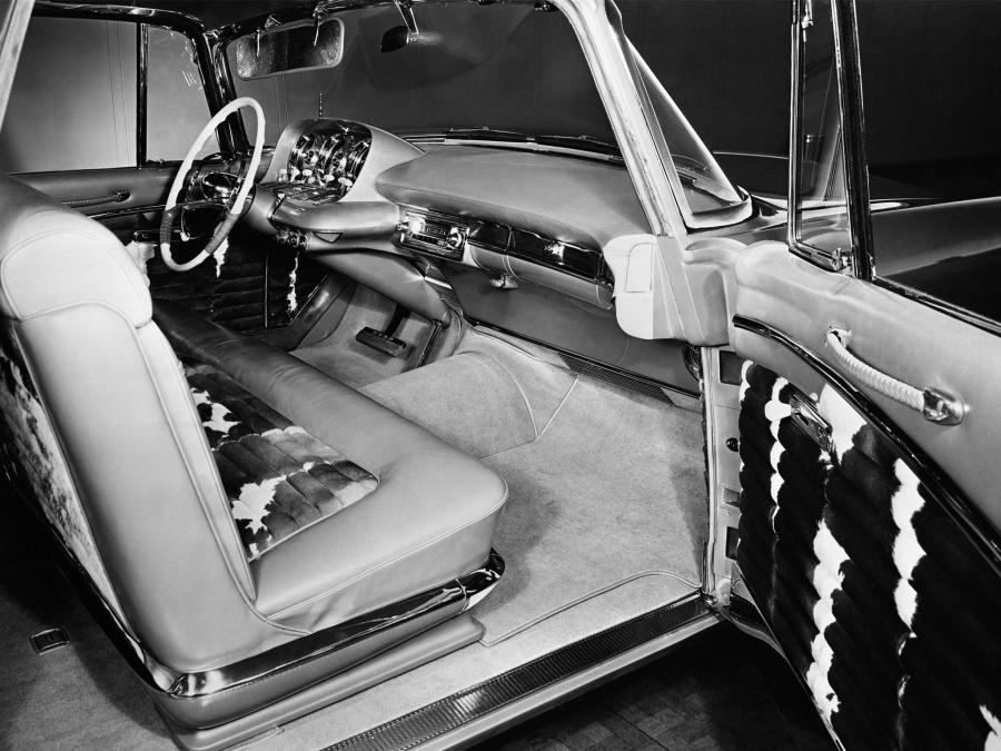 Интерьер Chrysler-Plymouth Plainsman Concept Car 1956 года  (фото 9 из 33)